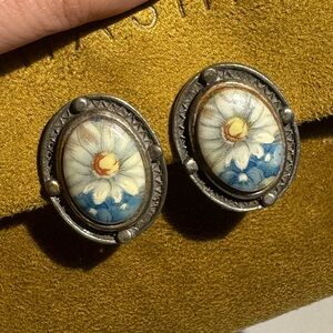 RARE Vintage Silver Tone Painted Daisy Filigree Faux Porcelain Clip On Earrings